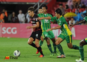 Gjurovski (red/black jersey) scored yet another goal for Muangthong United; photo: mthai.com